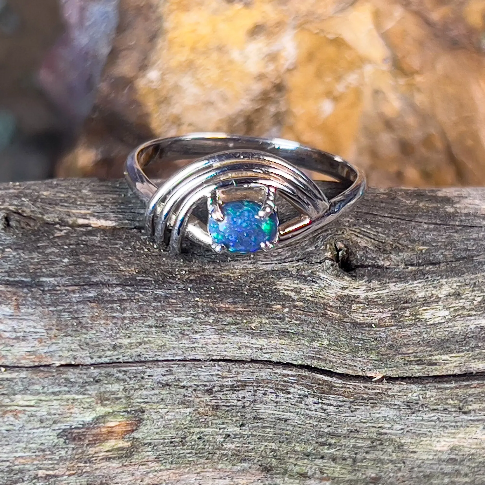 18kt White Gold ring with Black Opal 0.3ct