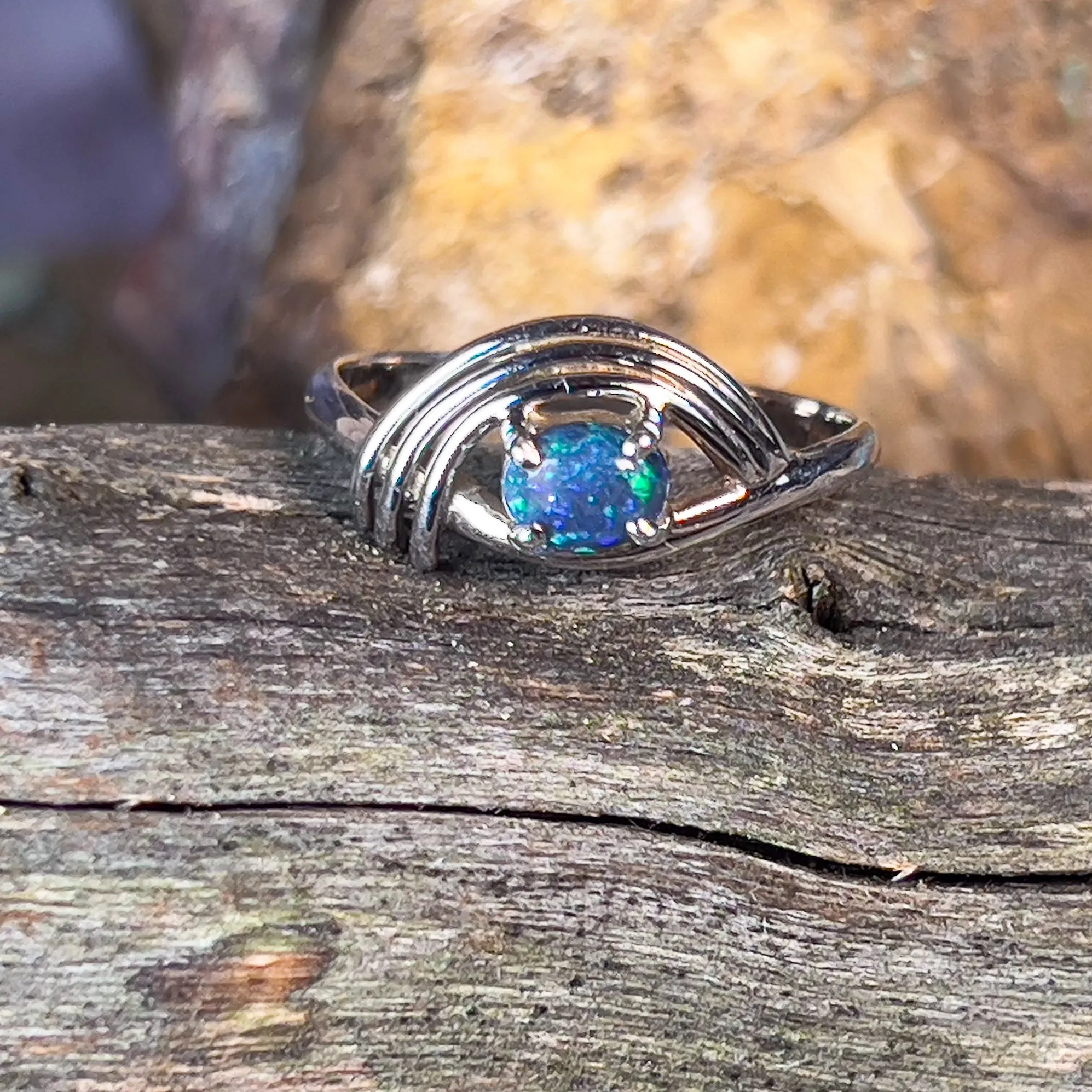 18kt White Gold ring with Black Opal 0.3ct